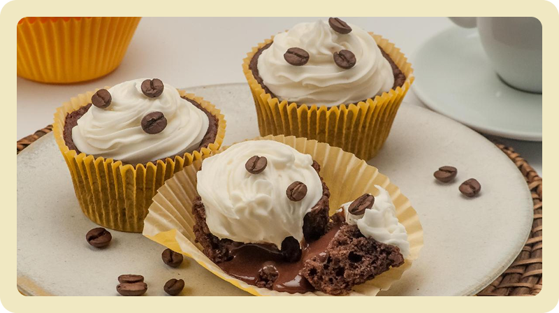 imagem de um Cupcake com grãos de café e chantilly